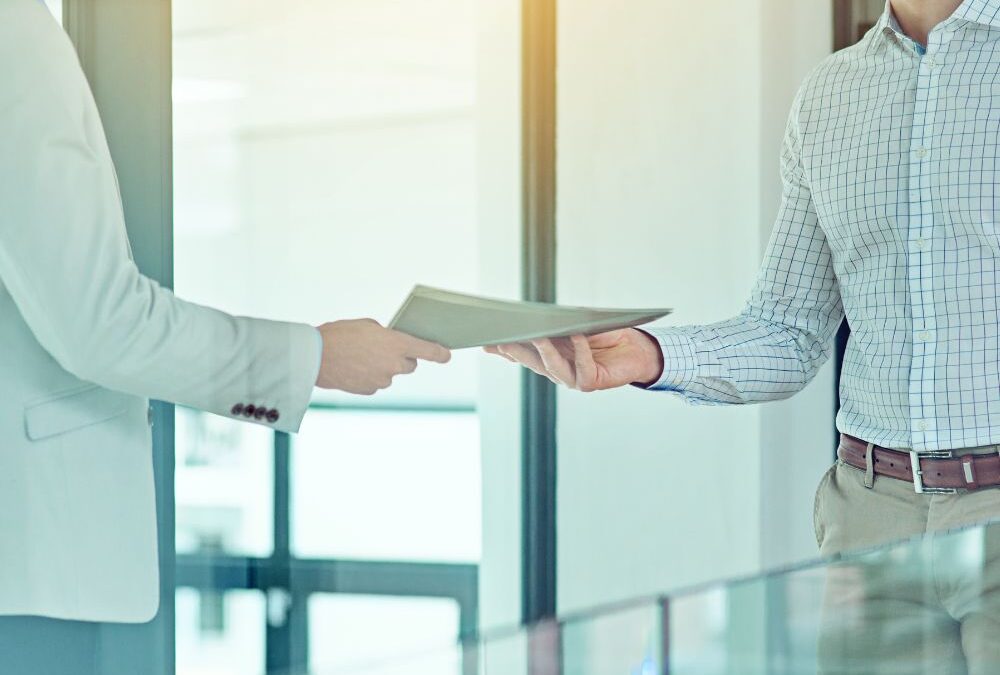 Equipo en oficina realizando un traspaso de tareas con roles y entregables definidos.