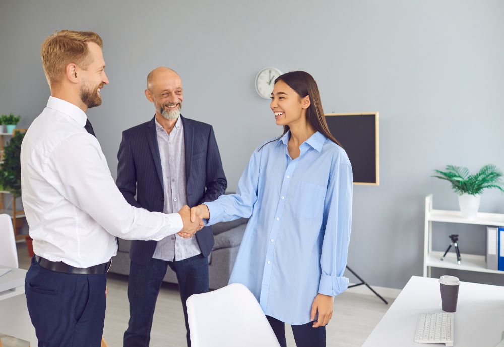 Pizarra con roles y responsabilidades del equipo organizados por función.