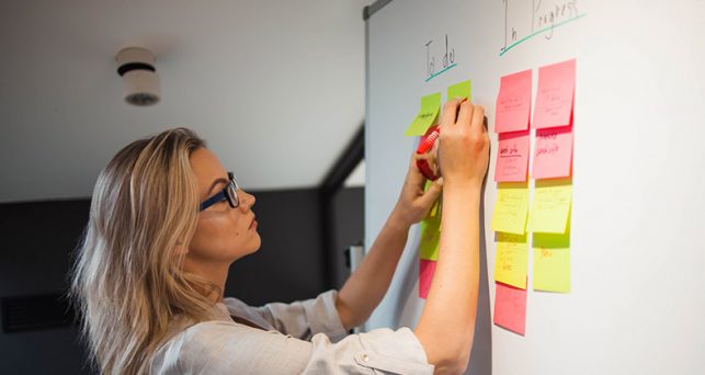 Checklist de entregables y estándares para escalar servicios con calidad y sin retrabajo.